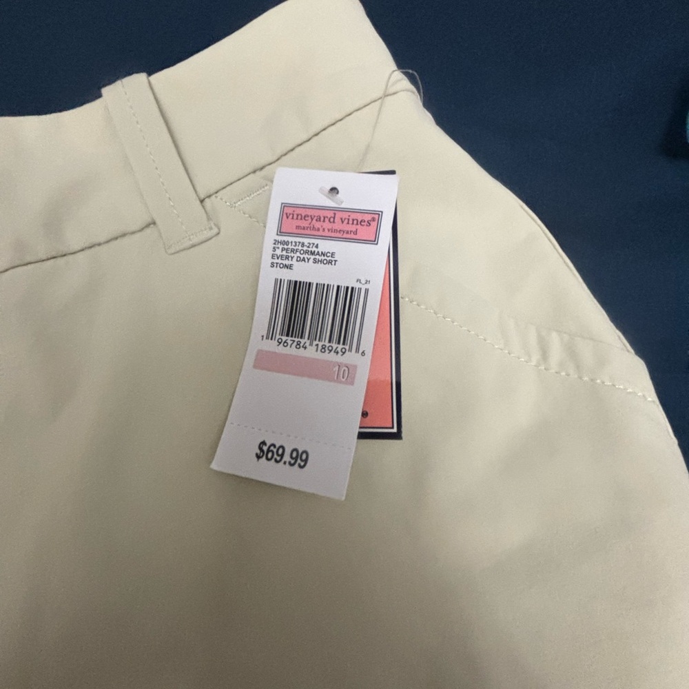 Vineyard Vines 5” Performance every day shorts size color: stone